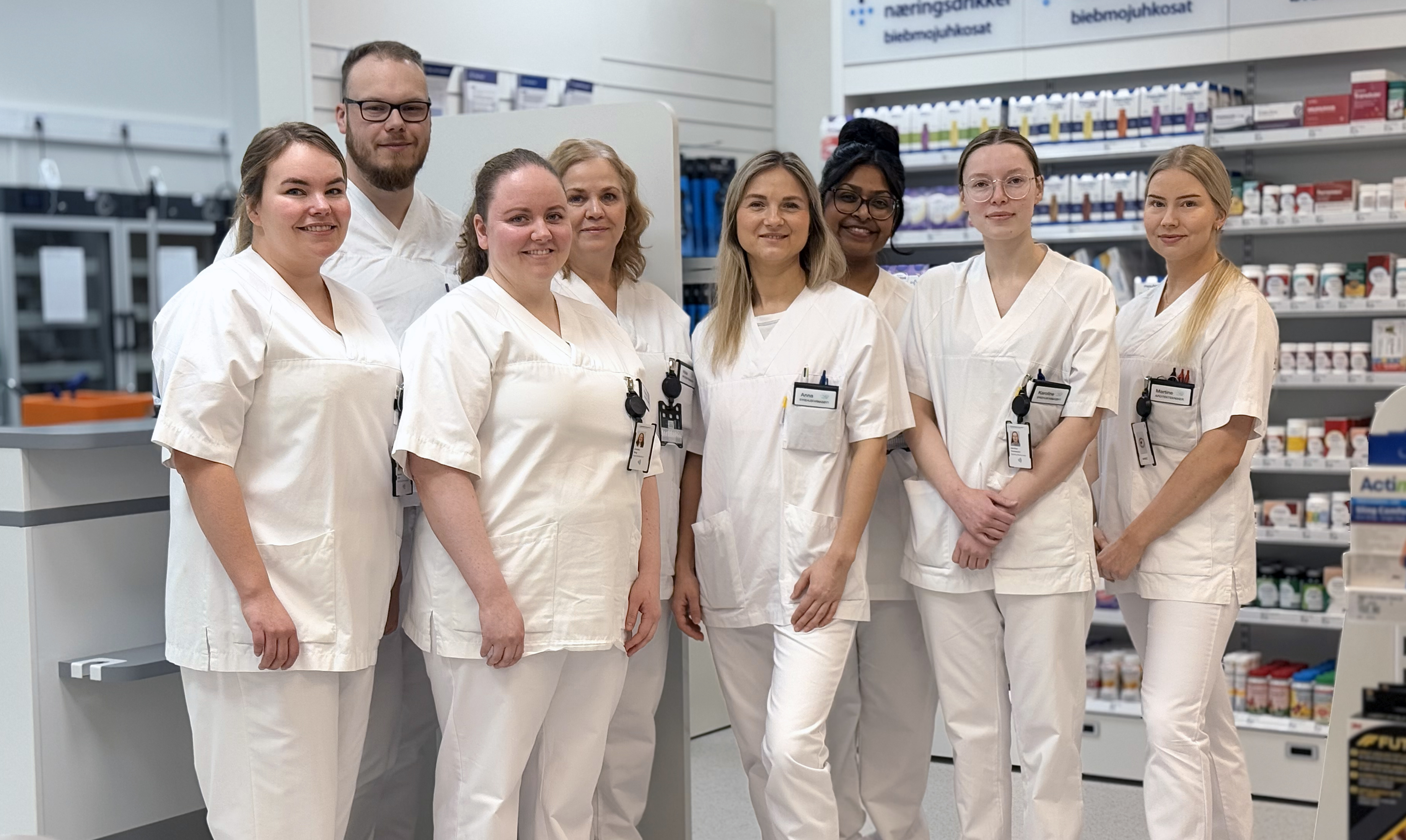 En gruppe mennesker iført hvite laboratoriefrakker