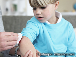 Gutt som får stelt et sår