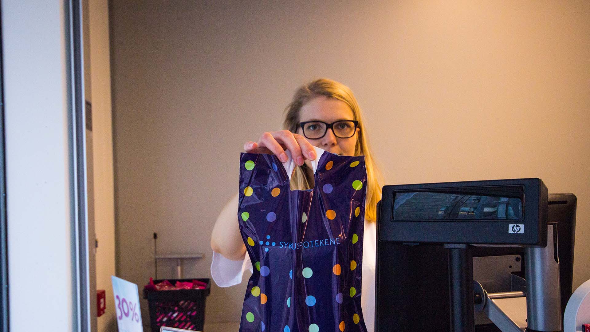 En person som bruker briller