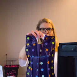 En person som bruker briller