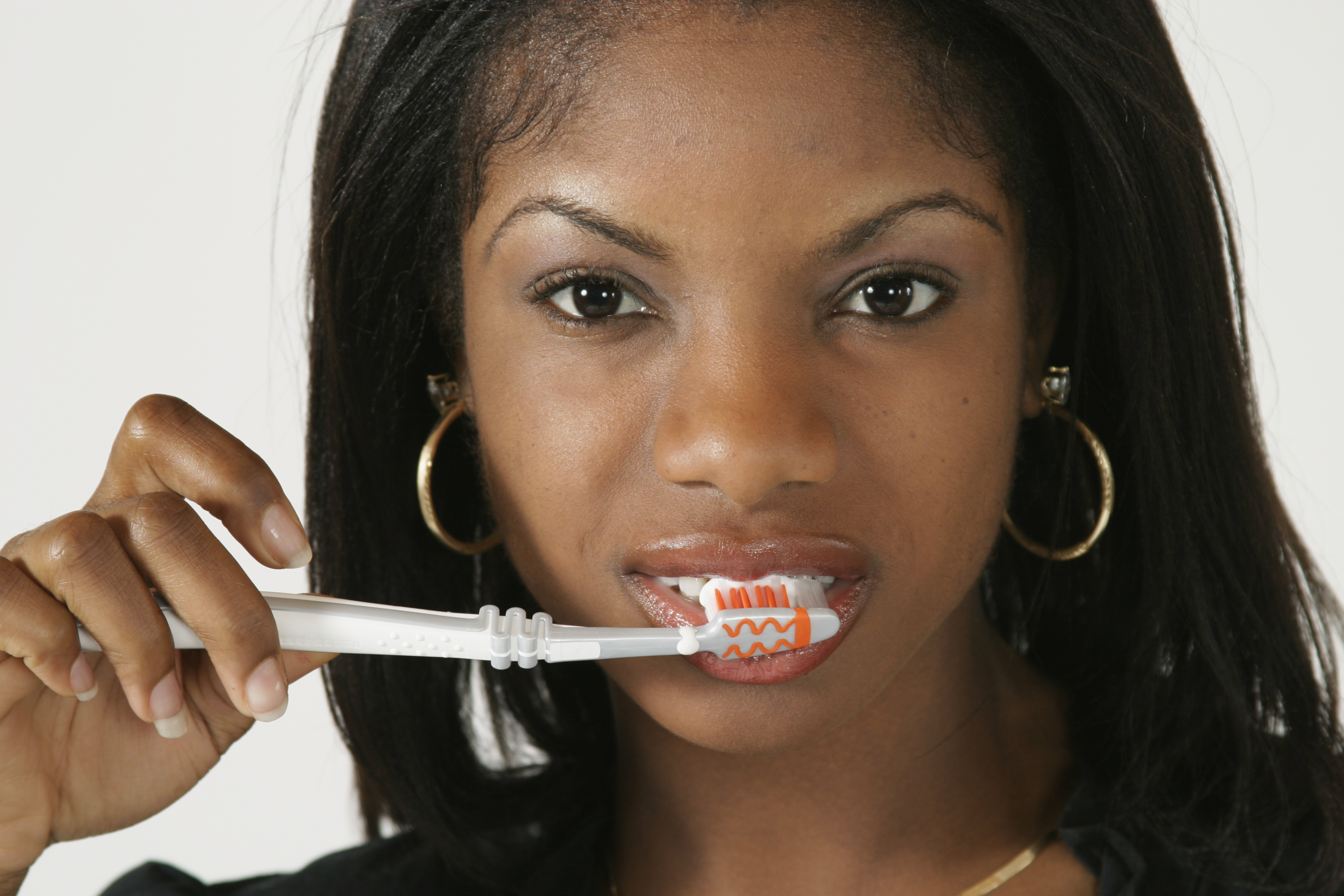 Dame som pusser tenner