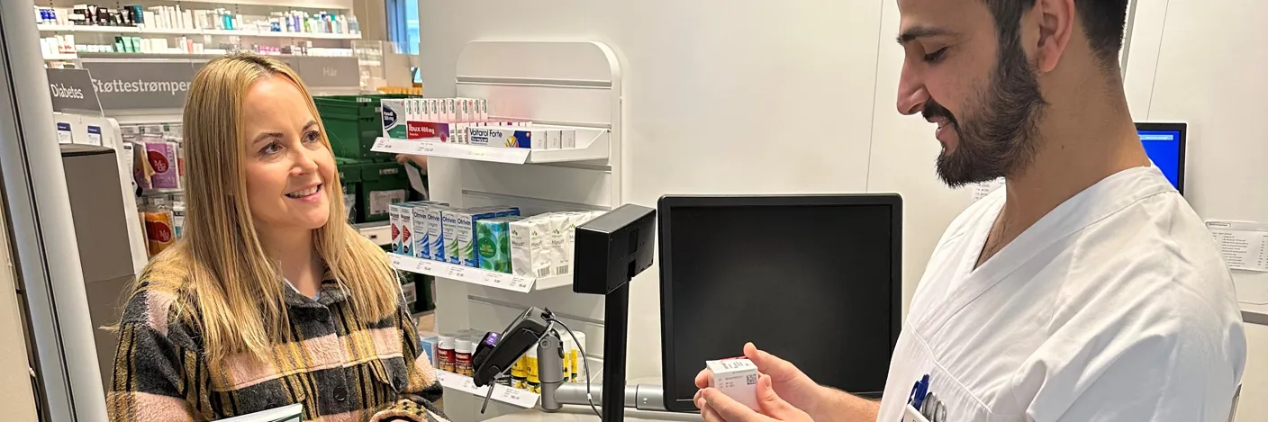 En mann og en kvinne på et apotek