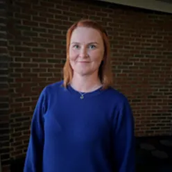 En person i blå skjorte