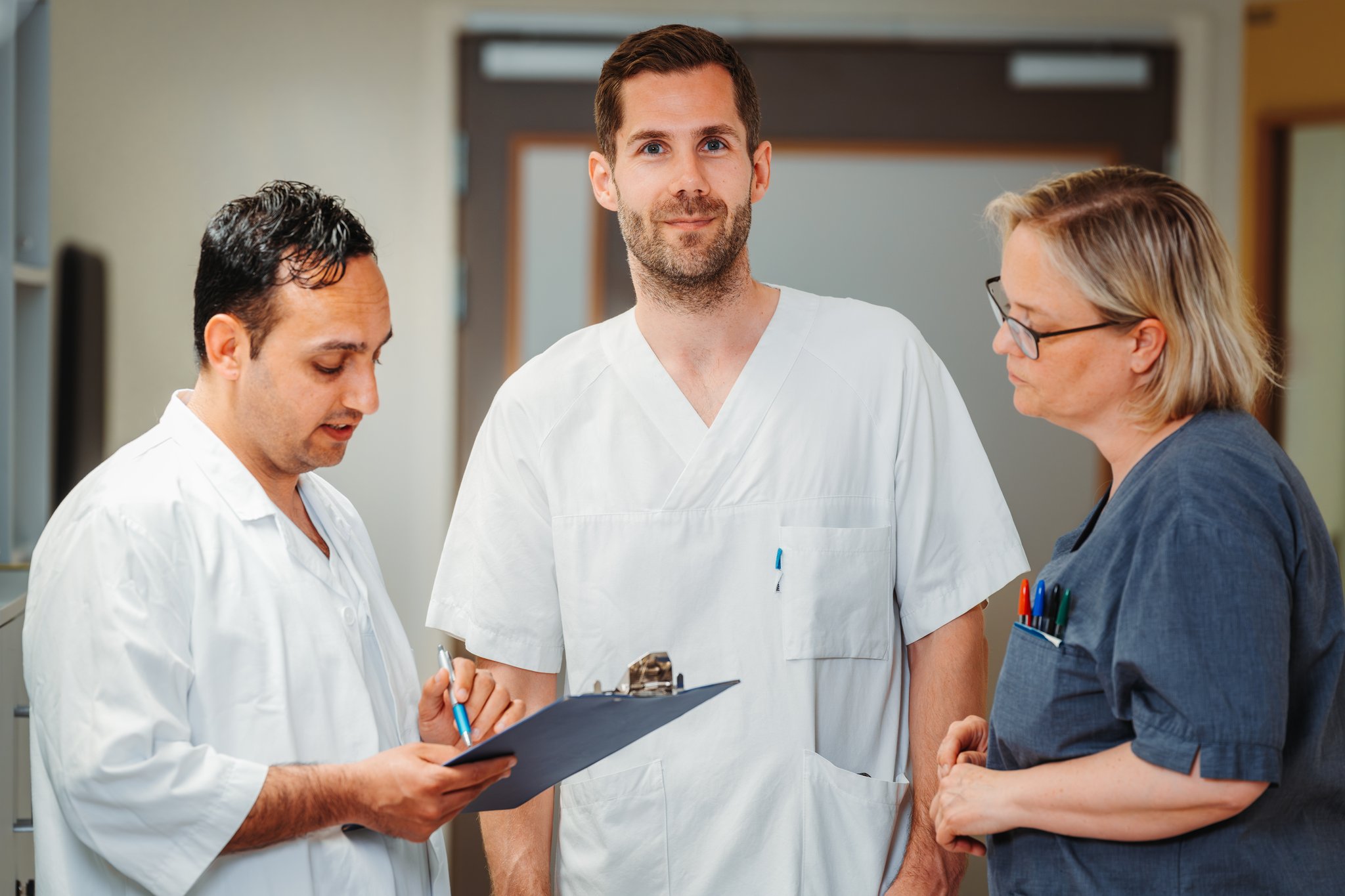 Noen få mennesker som snakker