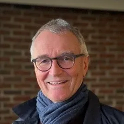 En mann med briller og skjerf