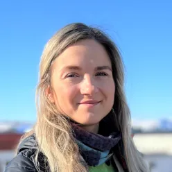 En kvinne med langt hår